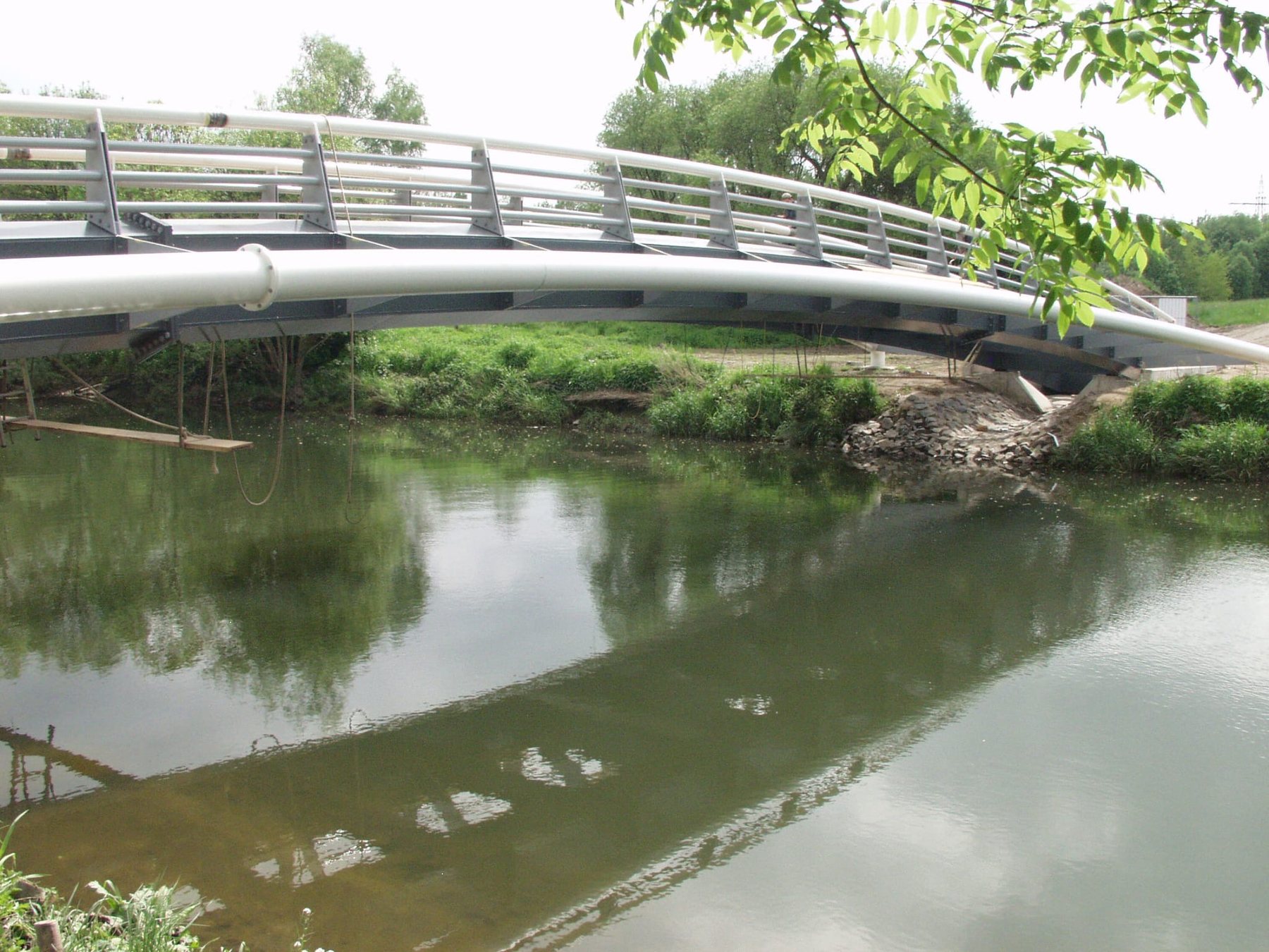 Fertige Stahlbrücke über einem Gewässer
