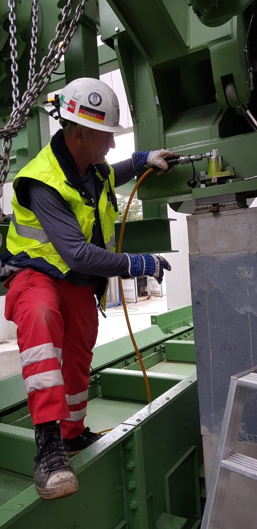 Mitarbeiter bei Montagearbeiten an einer Stahlkonstruktion
