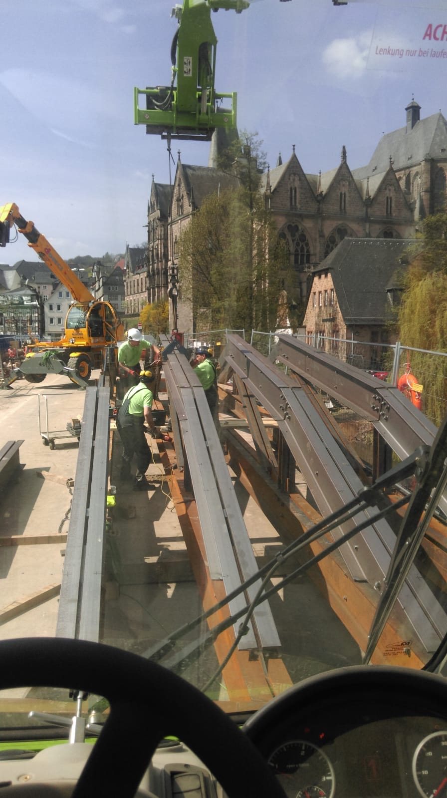 Stahlbauteile entlang einer Baustelle