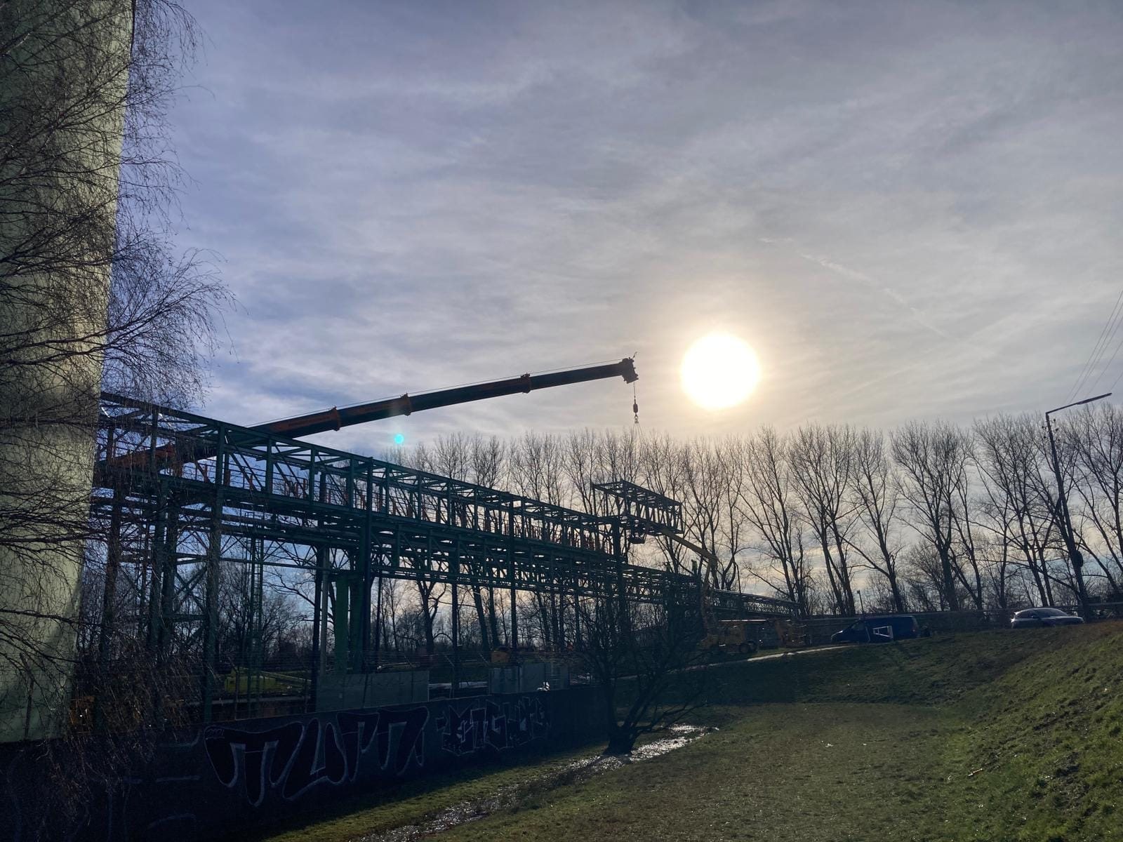 Brückenkonstruktion bei Sonnenuntergang