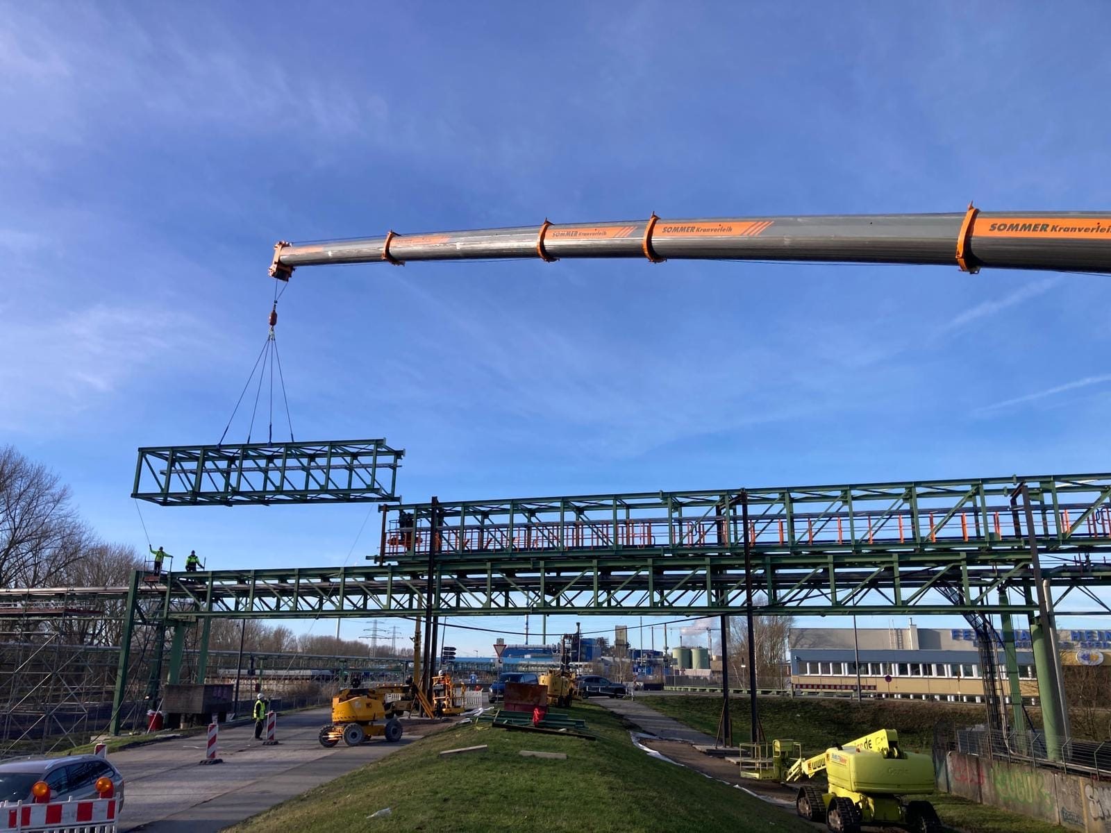 Stahlbrücke im Bau über einer Straße