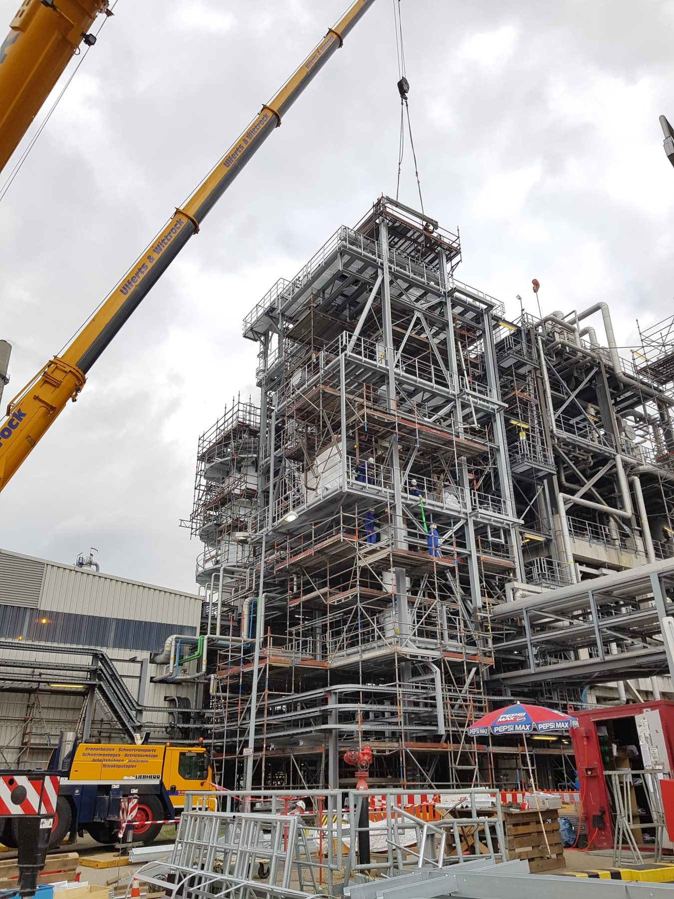 Montage einer Stahlkonstruktion an einem Industriegebäude