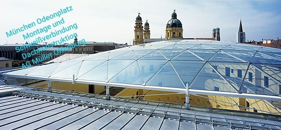 Stahlkonstruktion eines überdachten öffentlichen Gebäudes