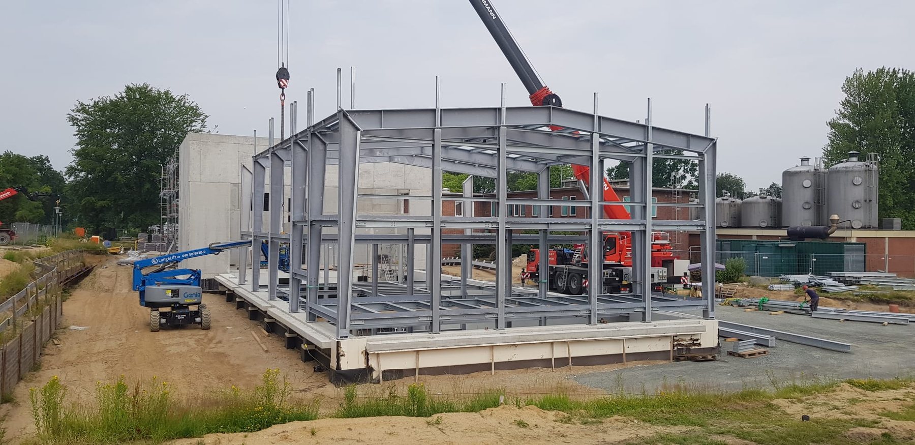 Stahlhalle während der Bauphase
