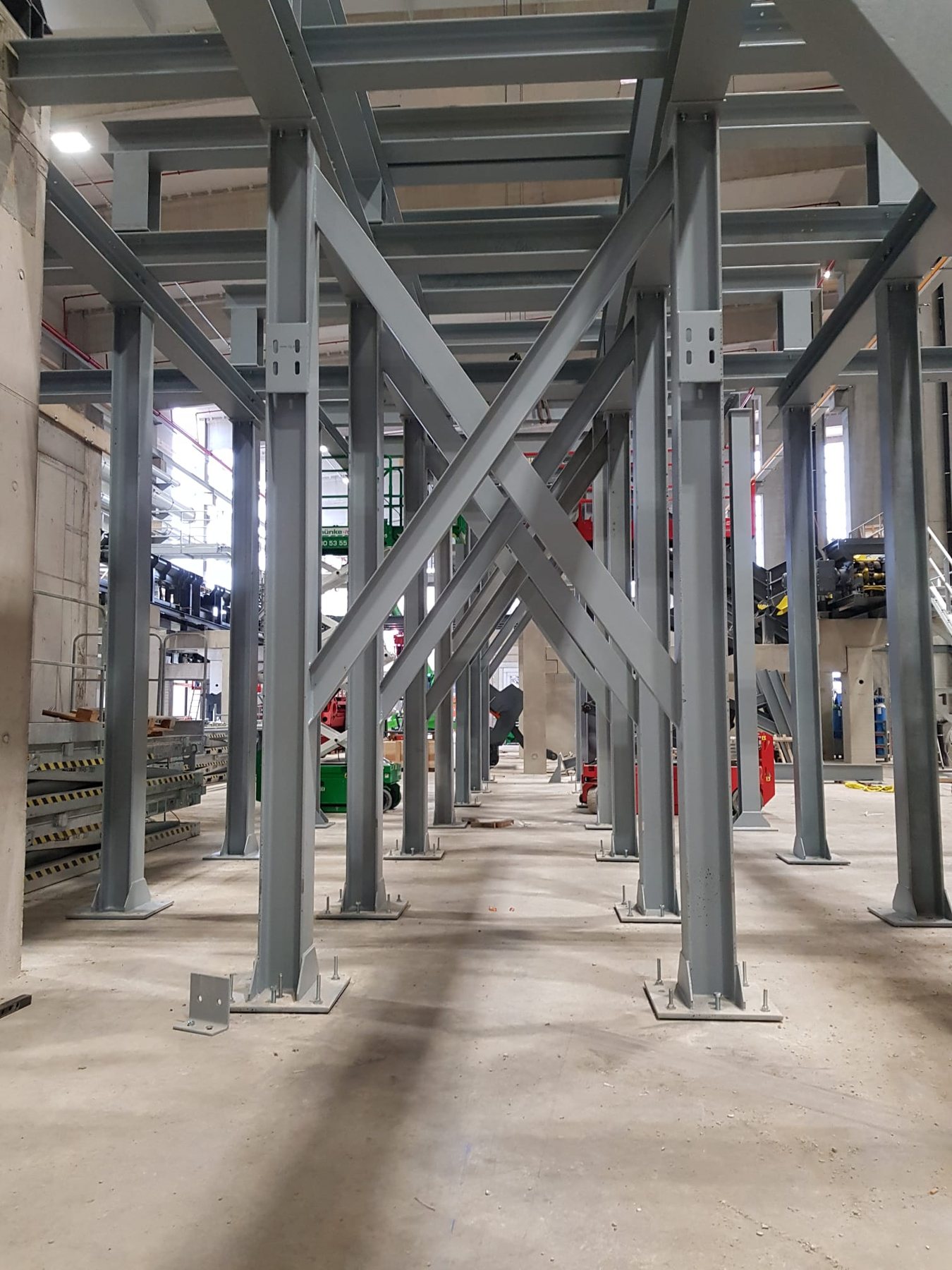 Innenansicht einer Halle mit Stahlstützen