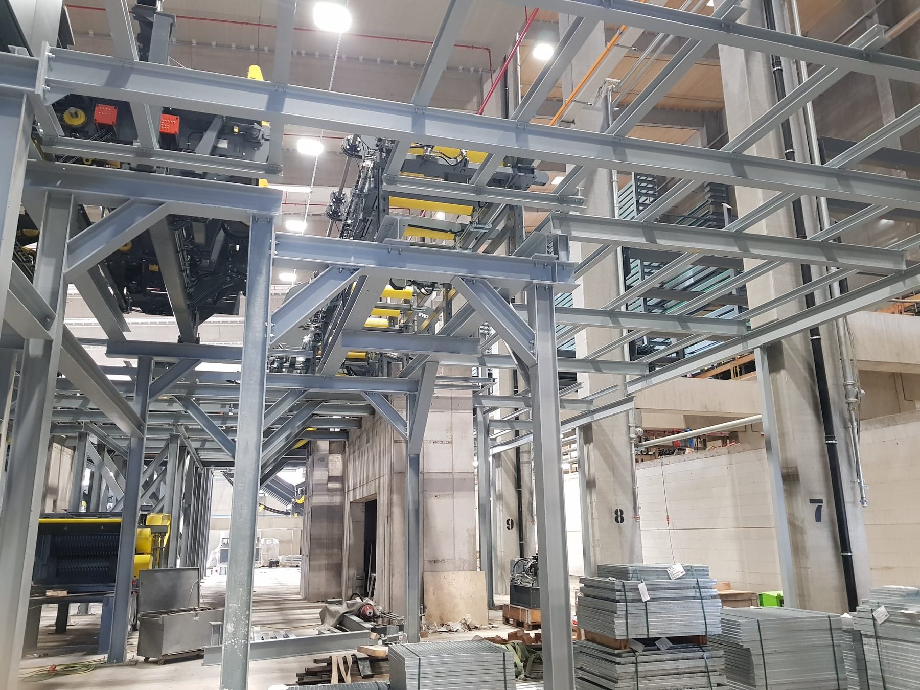 Stahlkonstruktion im Halleninneren