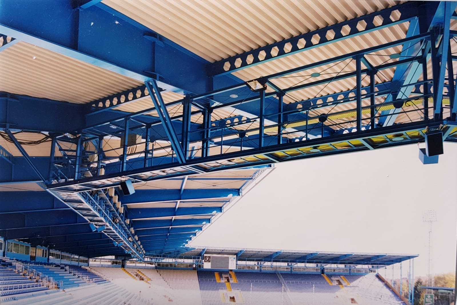 Stahlkonstruktion unter dem Dach eines Stadions