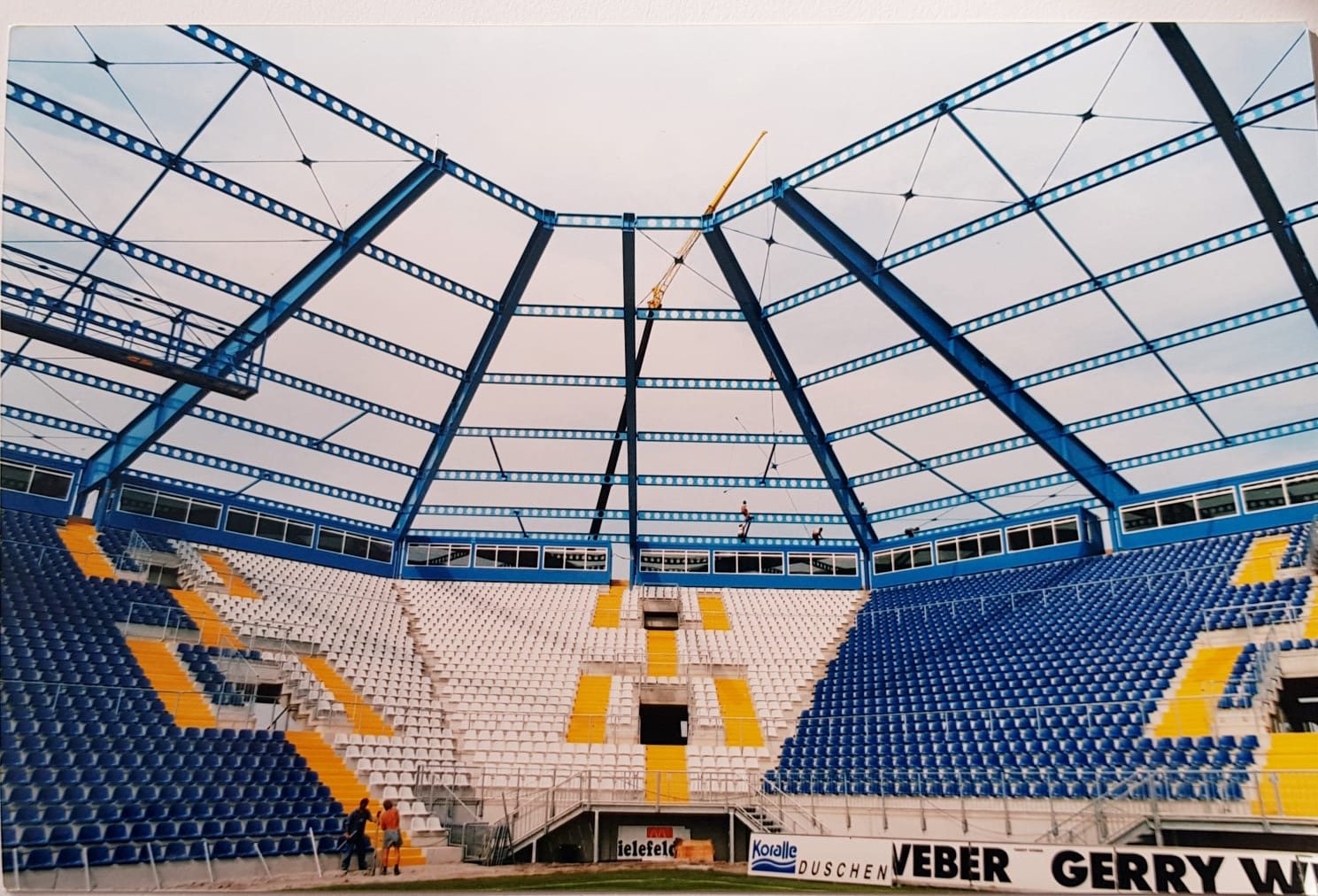 Stahlkonstruktion über den Tribünen eines Stadions