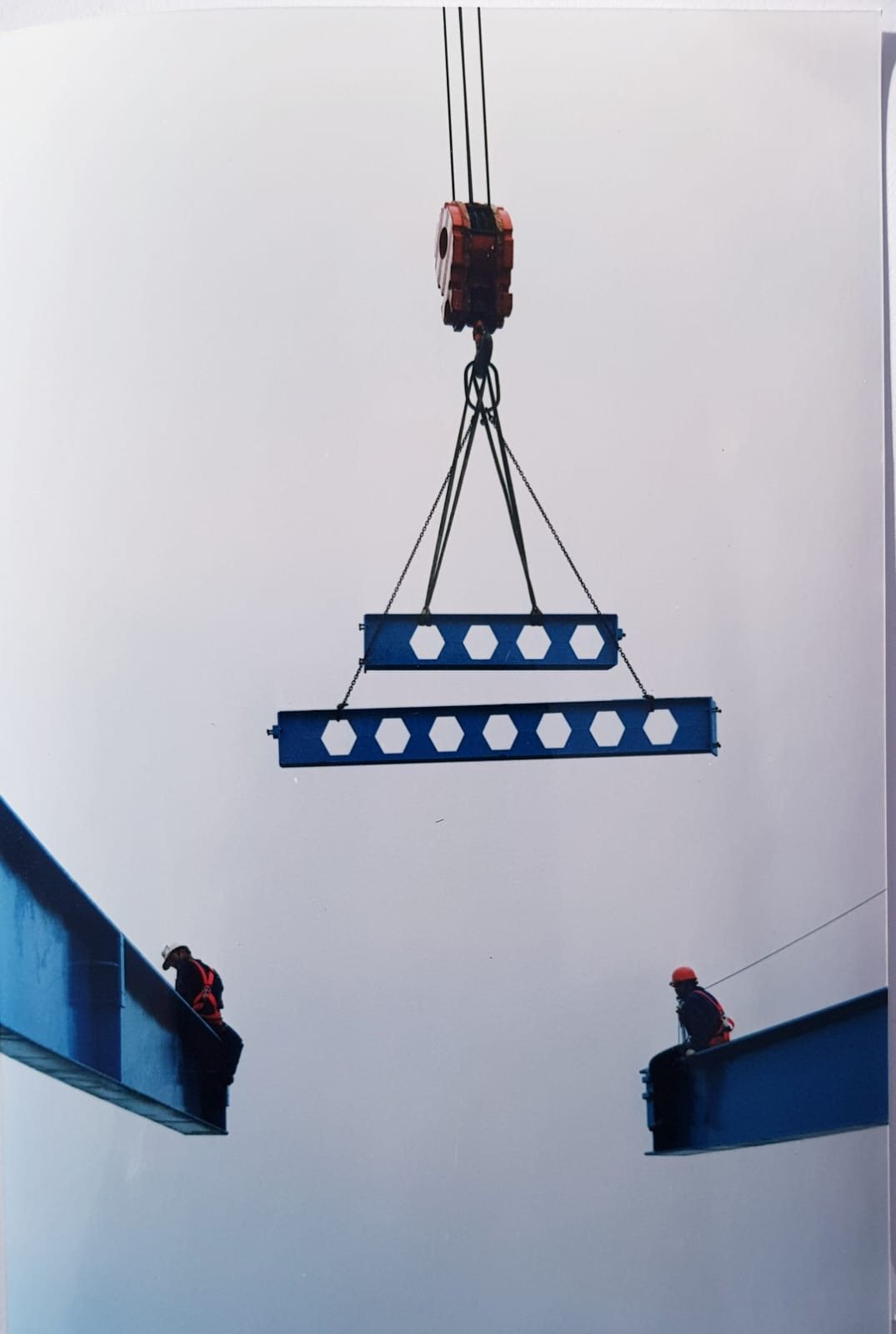 Kran hebt ein Stahlbauteil im Stadionbau